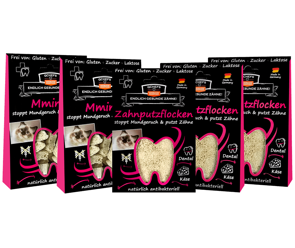 Fünf Packungen QCHEFS Zahnputzflocken und Mminis für Katzen in schwarzer Verpackung mit pinkfarbenen Akzenten. Die Verpackungen haben ein Herz-förmiges Sichtfenster in Form eines Zahns und zeigen antibakterielle Produkte gegen Mundgeruch und zur Zahnpflege. Frei von Gluten, Zucker und Laktose.