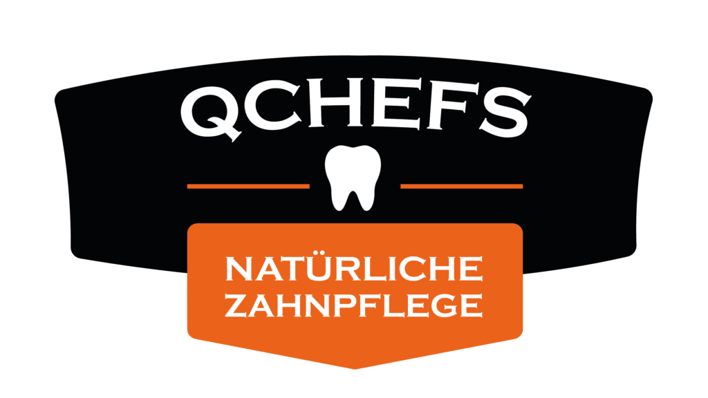 QCHEFS Logo – weißer Schriftzug mit Zahnsymbol und orangem Banner mit dem Text ‚Natürliche Zahnpflege‘ auf schwarzem Hintergrund.