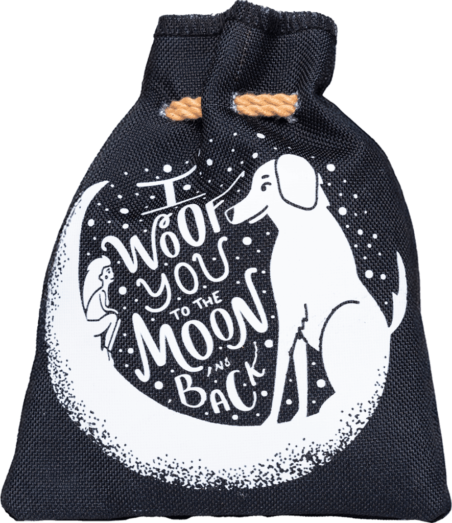 Schwarzer Stoffbeutel mit Kordelzug und süßem weißen Print: Ein Hund sitzt auf einem Mond, daneben ein Mädchen, dazu der Schriftzug „I woof you to the moon and back“. Ideal für Hundebesitzer als Geschenkverpackung oder Aufbewahrungsbeutel für Hundeleckerlis. Robustes Material mit stilvollem Design.
